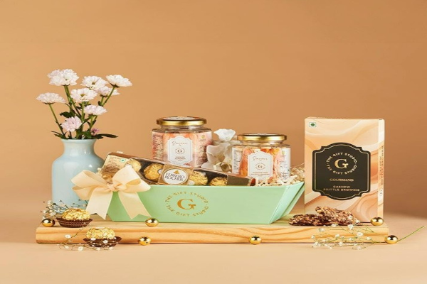 Premium Valentine snack hamper with roasted almonds, cashews, cashew brittle and gourmet chocolates